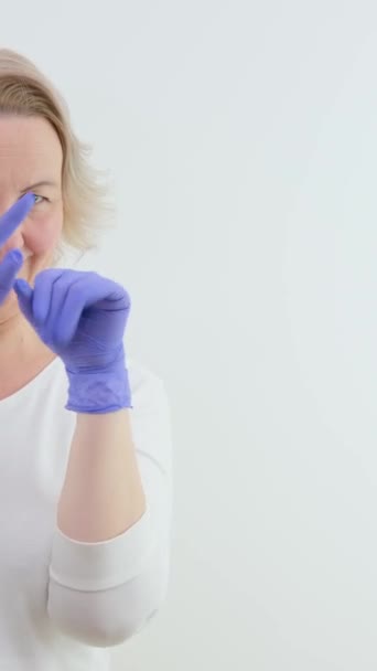 Γυναίκα Μπλε Λιλά Γάντια Κουνώντας Χέρια Της Abracadabra Έρχεται Κάτι — Αρχείο Βίντεο
