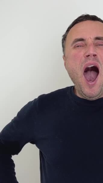 Emosi Seorang Pria Menguap Menutup Matanya Erat Dan Membuka Mulutnya — Stok Video