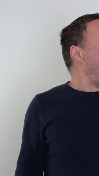 Les Émotions Homme Bâillent Ferme Les Yeux Fermement Ouvre Bouche — Video