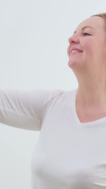 Kobieta Patrzy Telefon Sprawia Selfie Uśmiech Prostuje Włosy Spinka Włosów — Wideo stockowe