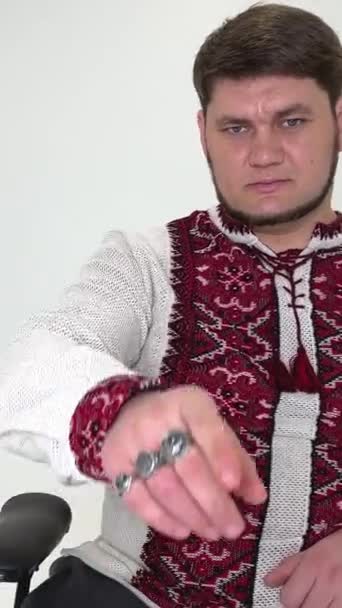 우크라이나 중년층 코사크의 모습은 프레임을 손가락으로 가리키며 우리를 바라본다 튼튼하고 — 비디오
