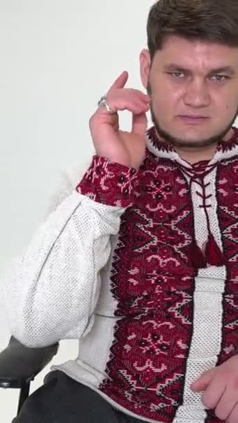 Felnőtt Jóképű Férfi Egy Ukrán Hímzett Ing Felemeli Kezét Ujjal — Stock videók