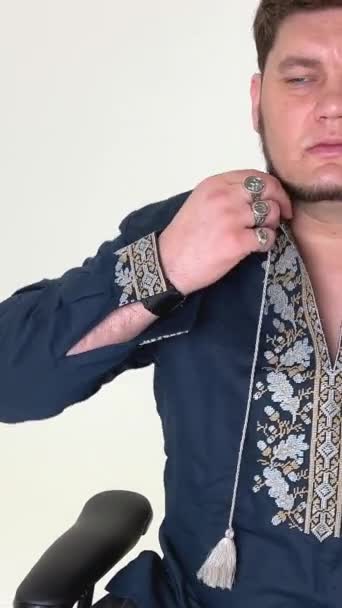 Nakışlı Gömlekli Ukraynalı Kozak Yaka Düğmelerini Kollarına Takıyor Mavi Vyshyvanka — Stok video