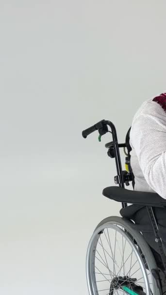 Mladý Pohledný Invalidním Vozíku Sedí Bílém Pozadí Místo Pro Text — Stock video