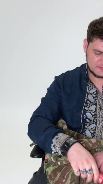 Чоловік Прийшов Війни Палив Трубу Поклав Кишеню Військову Камуфляжну Куртку — стокове відео