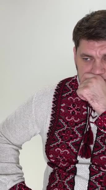 Украинский Богатырь Сильный Мужественно Выглядеть Серьезным Опираясь Руку Поглаживая Щеку — стоковое видео