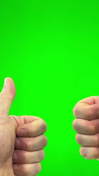 Man Med Båda Händerna Stora Gröna Chromakey Bakgrund Visar Att — Stockvideo