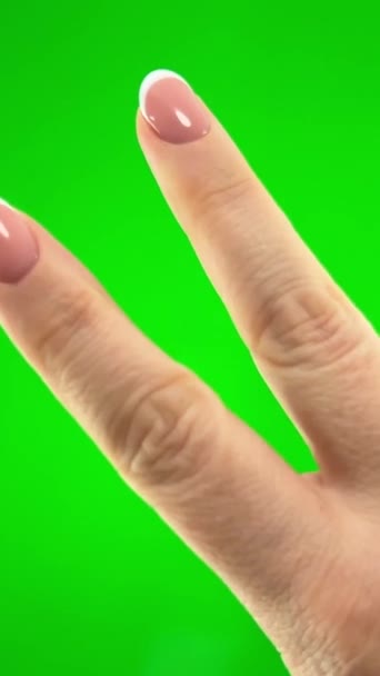Mão Feminina Segurando Dois Dedos Fundo Verde Imagens Alta Qualidade — Vídeo de Stock