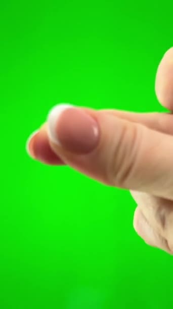 女性は緑色のクロマキーの背景にフランスのマニキュアでフレーム内の指をスナップし 2本の指を示しています勝利 — ストック動画