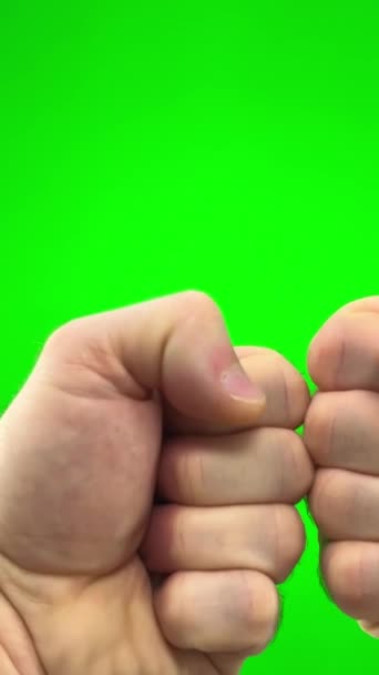 Мужчина Снимает Двумя Шипами Отскакивают Друг Друга Волосатые Руки Затем — стоковое видео