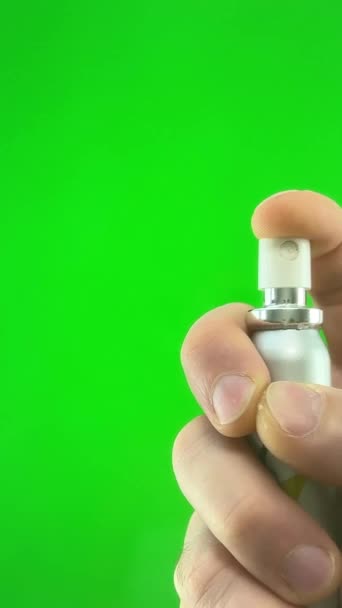 Spray Voi Mies Painaa Painiketta Aerosolipurkissa Vapauttaa Kemikaaleja Ilmakehään Vihreä — kuvapankkivideo