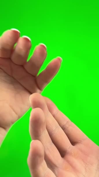 Сильные Мужские Волосатые Руки Ущипнуть Женщина Рука Нежно Французским Маникюром — стоковое видео