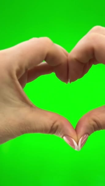 Γυναικεία Χέρια Κοντά Στο Πράσινο Φόντο Chromakey Δείχνουν Μια Καρδιά — Αρχείο Βίντεο