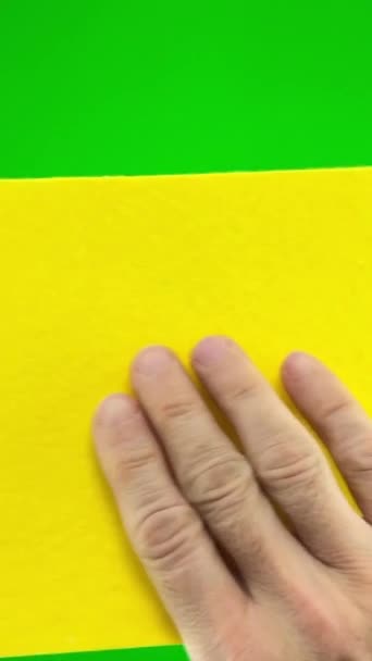 Homem Peludo Mão Segura Guardanapo Amarelo Ele Limpa Tela Verde — Vídeo de Stock