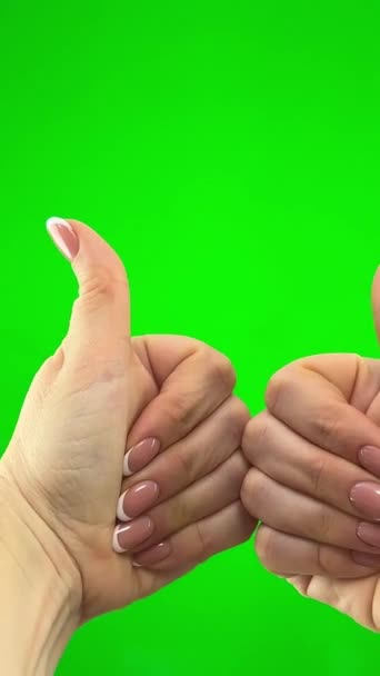 Γυναικεία Χέρια Γαλλικό Μανικιούρ Στην Πράσινη Οθόνη Έγκριση Αντίχειρες Επάνω — Αρχείο Βίντεο