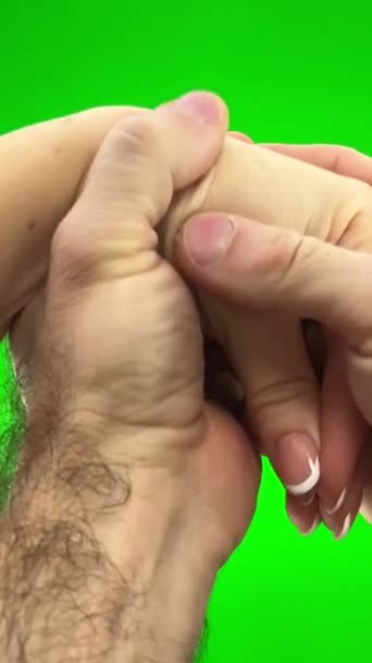 Man Vrouw Handen Groene Achtergrond Chromakey Games Met Handen Man — Stockvideo
