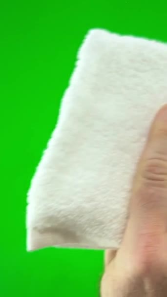 Groene Achtergrond Man Veegt Scherm Met Een Witte Handdoek Met — Stockvideo