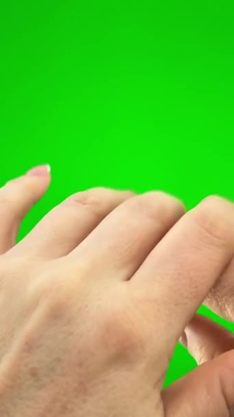 Verschillende Emoties Met Vrouwelijke Handen Groene Achtergrond Chroma Key Stop — Stockvideo