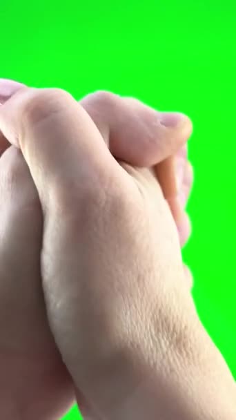 Мужчина Женщина Рука Касаться Любви Пару Рук Подключения Зеленый Фон — стоковое видео
