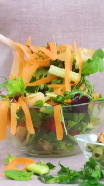 Νόστιμα Φρέσκα Λαχανικά Σαλάτα Σκορπίζει Γυναίκα Ανακατεύοντας Στο Πιάτο Πολλά — Αρχείο Βίντεο