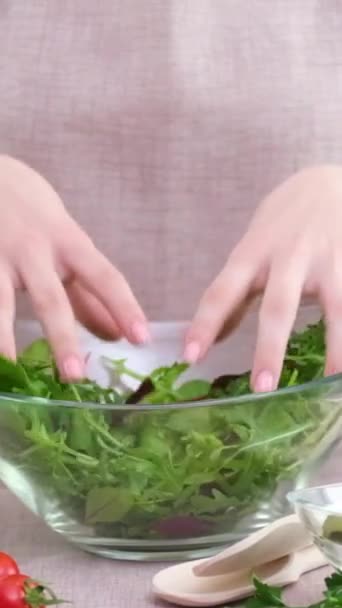 Primeros Planos Manos Femeninas Revolviendo Con Cuchara Madera Ingredientes Verduras — Vídeos de Stock