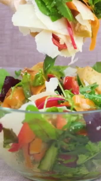 Λαχανικών Σαλάτα Γυάλινο Πιάτο Αναδεύει Γυναίκα Ξύλινη Κουτάλα Μεγάλες Νιφάδες — Αρχείο Βίντεο