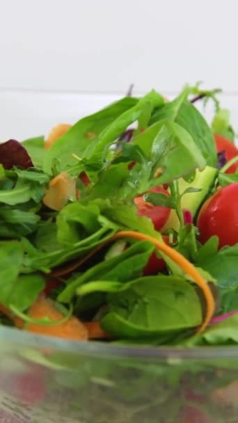 Gros Plan Délicieux Légumes Frais Salade Tomate Verre Bol Profond — Video