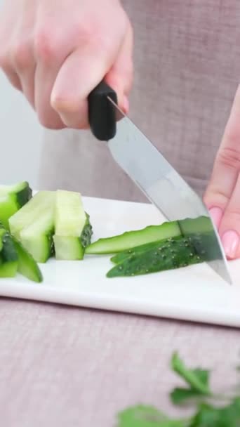 Comida Vegetariana Deliciosa Ensalada Verduras Con Cuchara Madera Añadir Tazón — Vídeos de Stock