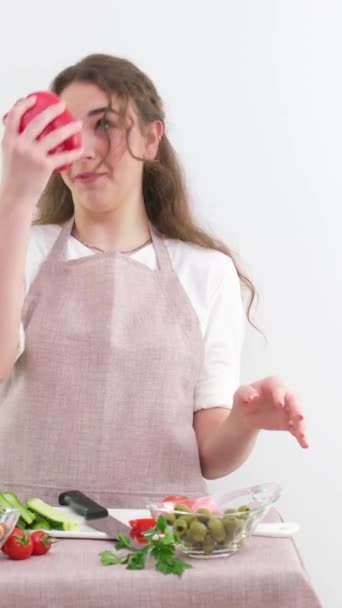 女の子が唐辛子で額にぶつかって野菜の食事療法のサラダを打つかのように押しのける漫画ビデオは — ストック動画