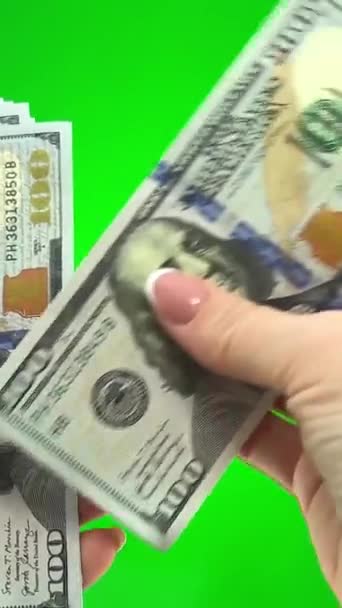 Stack 100 Dolarů Bankovky Zelené Chromakey Pozadí Ženské Ruce Dát — Stock video