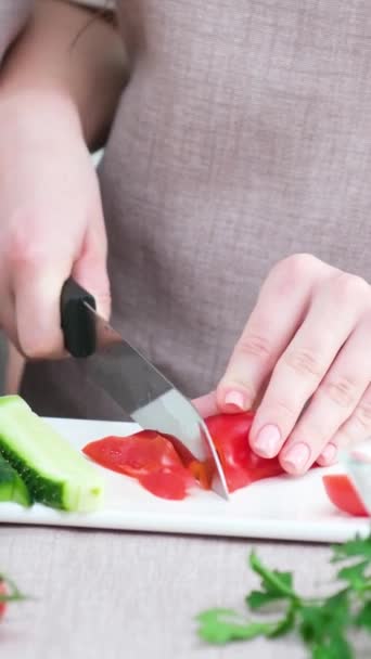 Kesme Tahtası Mutfakta Sebze Doğrama Evde Yemek Hazırlama Görüntülerini Kapatın — Stok video