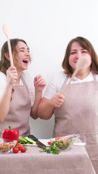 Γυναίκες Που Παίζουν Παιχνίδια Στην Κουζίνα Μαλώνουν Ξύλινα Κουτάλια Μητέρα — Αρχείο Βίντεο