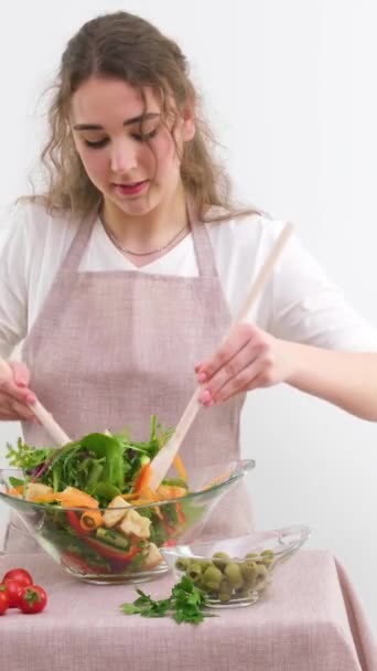 Großaufnahme Weibliche Hände Rühren Mit Holzlöffel Zutaten Gemüse Frisch Köstlichen — Stockvideo