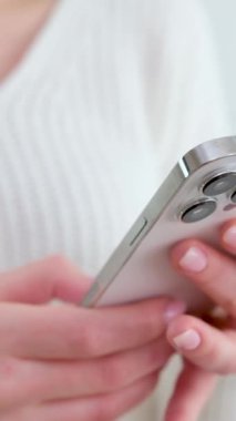 Bilinmeyen kadın elleri ücretsiz Wi-Fi uygulaması kullanarak cep telefonu tutuyor. Modern cihaz teknolojisine mesaj yazıyor. Uzaktan iletişim medyası kullan. 