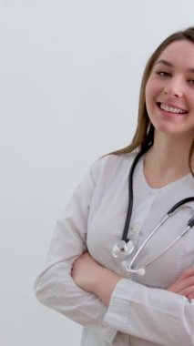 Güzel Afro-Amerikan hemşire ya da doktor steteskop standı, sağ tarafta uzun kıvırcık saçlı mavi önlük giyiyor.