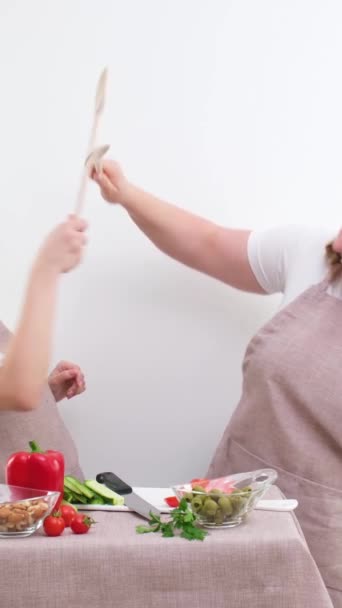 Cuisine Gens Battent Femmes Gaies Battant Avec Des Cuillères Bois — Video