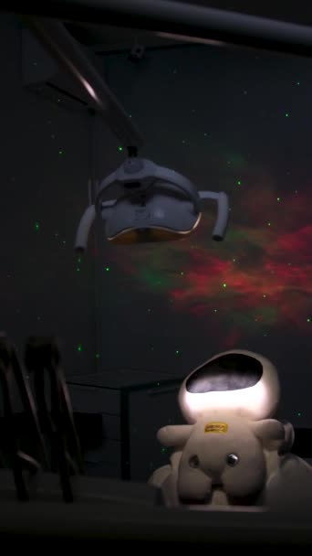 Παιχνίδι Αστροναύτης Οδοντιατρική Κλινική Κάθεται Μια Καρέκλα Φόντο Χρώμα Εικόνα — Αρχείο Βίντεο