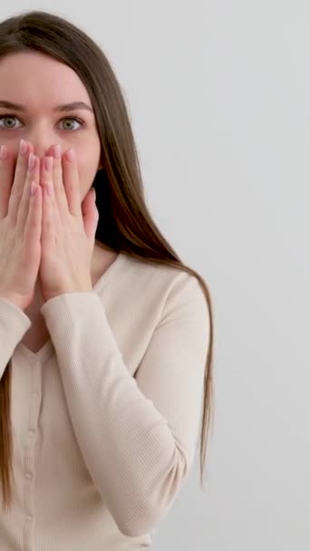 Bewunderung Überraschung Junge Frau Deckt Gesicht Mit Händen Mund Lächelnd — Stockvideo