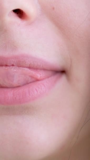 Belle Jeune Fille Lèche Lèvres Gros Plan Sourires Propres Dents — Video