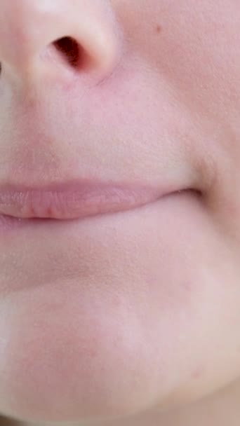 Zarte Junge Mädchen Frau Nahaufnahme Mund Lippen Bogen Sorgen Beißt — Stockvideo