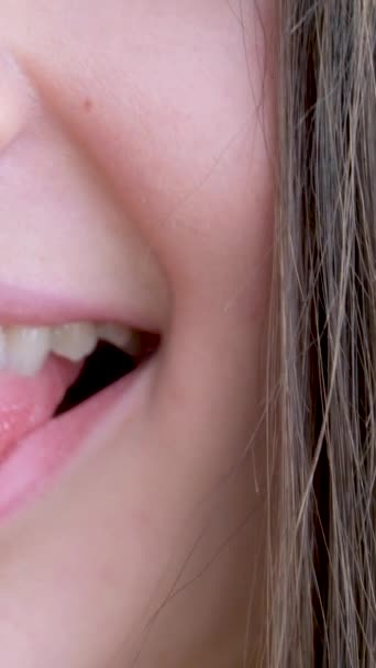 Игривая Видео Девушка Красивый Рот Показывает Маленький Язык Насмехаясь Шутя — стоковое видео