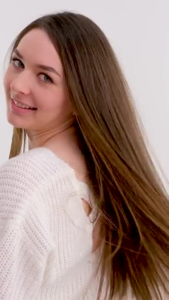 Joven Hermosa Linda Chica Suéter Blanco Con Pelo Largo Espacio — Vídeos de Stock