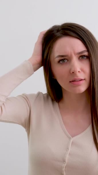 Triest Meisje Lijdt Aan Hoofdpijn Die Lijdt Aan Migraine Emotionele — Stockvideo