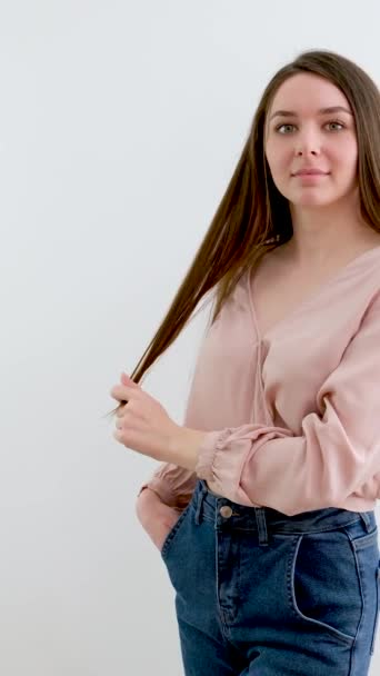 Gadis Cantik Muda Meluruskan Bersih Rapi Rambut Pada Latar Belakang — Stok Video
