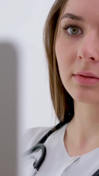 Vrouwelijke Medische Assistent Draagt Witte Jas Headset Video Bellende Verre — Stockvideo