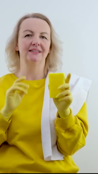 Ευτυχισμένη Νοικοκυρά Γάντια Που Κάθεται Στον Καναπέ Χαλαρώνοντας Μετά Καθάρισμα — Αρχείο Βίντεο