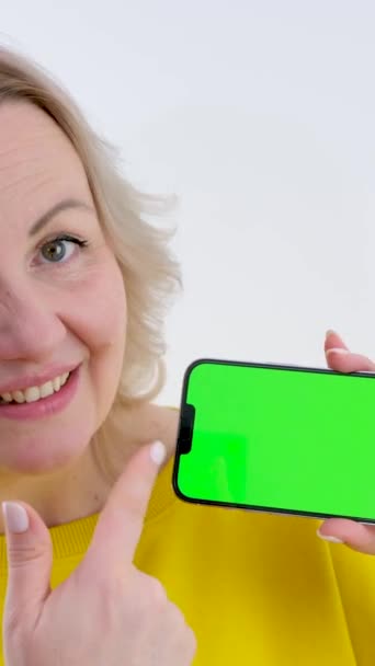 Vacker Kvinna Med Telefon Grön Bakgrund Kroma Nyckel Leende Pekar — Stockvideo