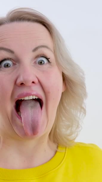 Frau Streckte Zunge Geöffnete Augen Weit Lachen Hänseleien Jemand Spottet — Stockvideo