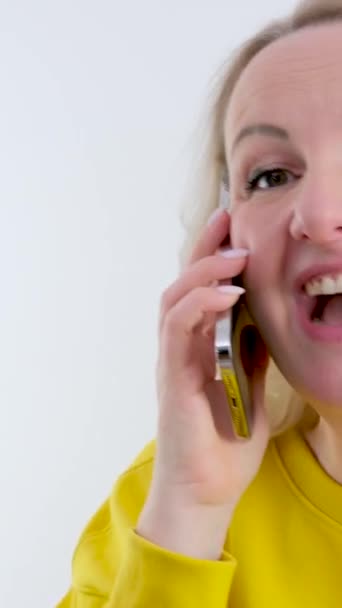Жінка Середнього Віку Кричить Радісно Танцює Розмовляє Телефону Хороші Новини — стокове відео