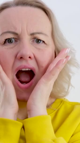 Attraktiv Flicka Skildrar Chock Kameran Vit Bakgrund Kvinna Känsla Skräck — Stockvideo